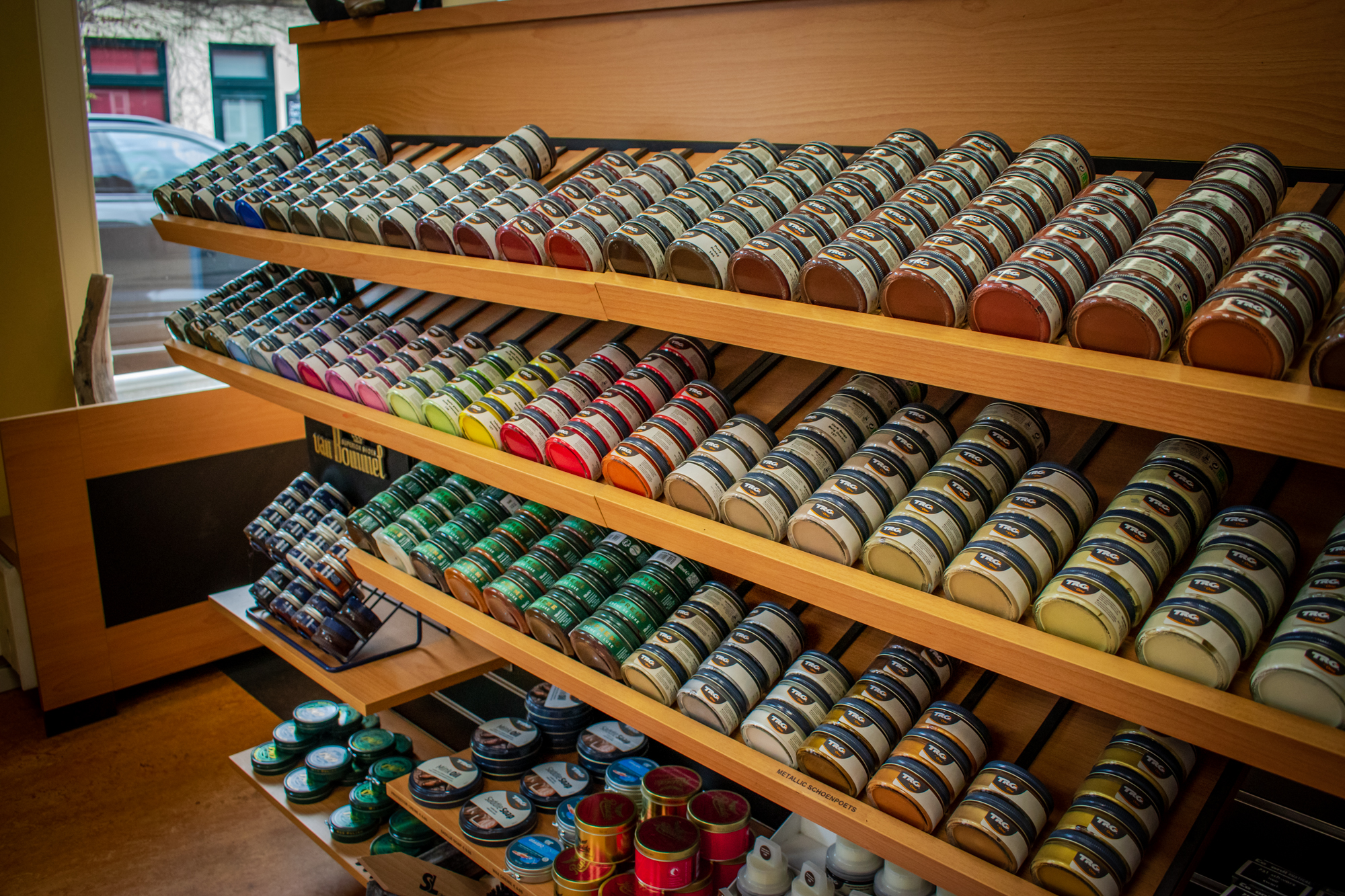 Planken vol schoen- en lederverzorgingsproducten